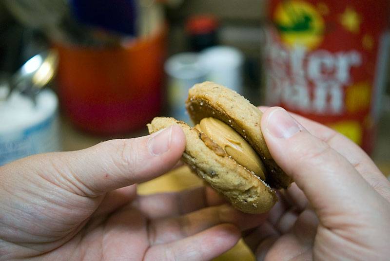 A little twist to even out the filling in our peanut butter cup sandwich cookies