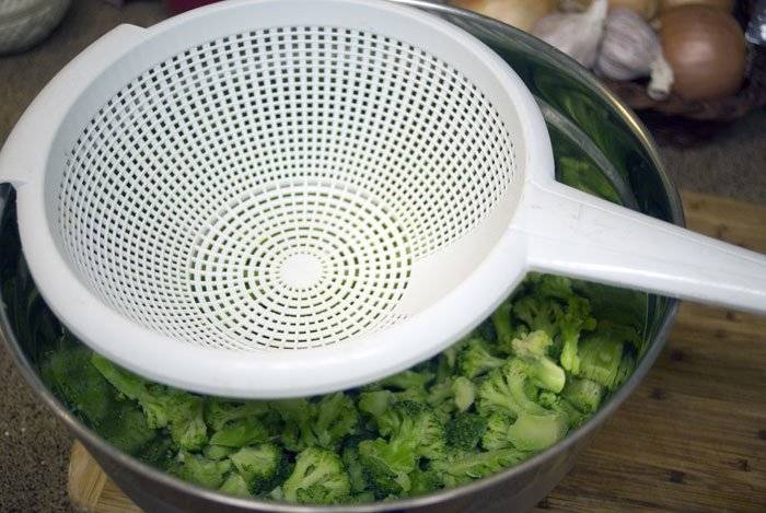 How to defrost frozen broccoli quickly when making cheesy potato soup with ham and broccoli