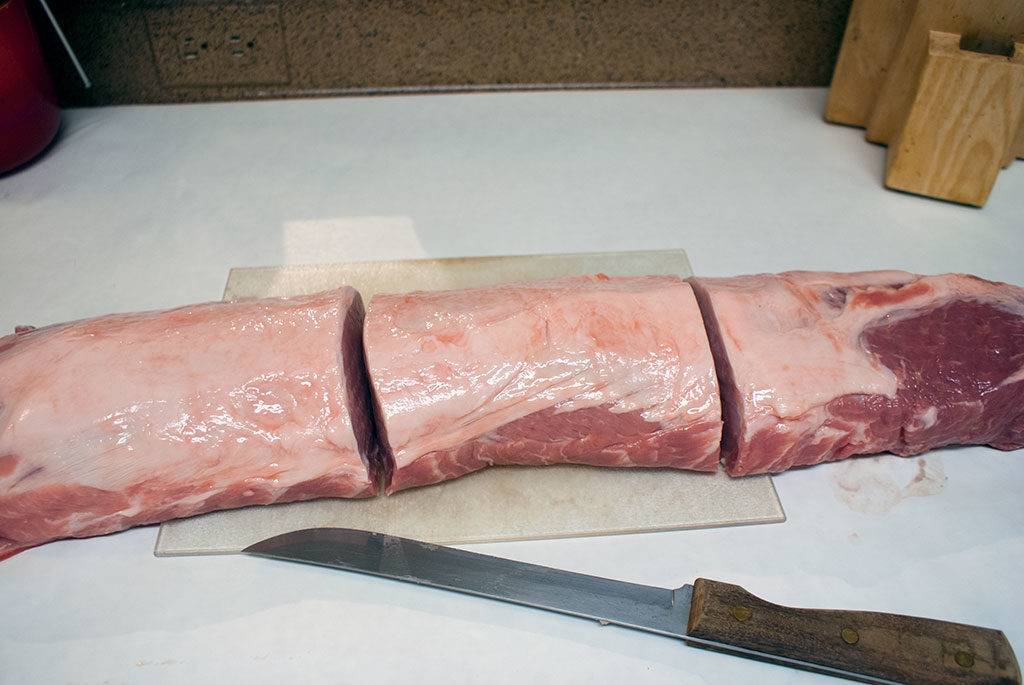 butcher-a-pork-loin-01-whole-pork-loin-first-cuts