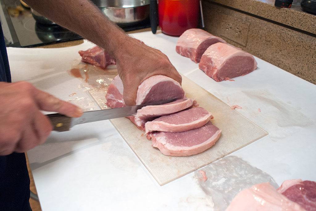 butcher-a-pork-loin-08-cutting-chops-from-the-lean-end