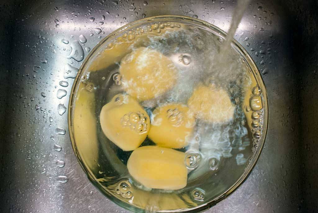 rinse potatoes under cold water