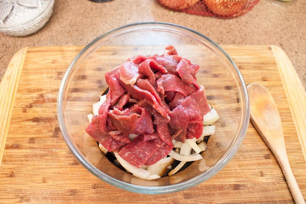 Mix beef, onions, and broccoli beef sauce (Mentsuya) in bowl