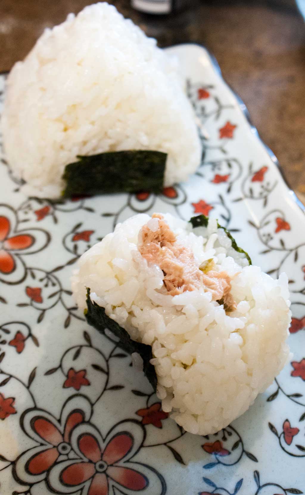 How to make onigiri (Japanese rice balls)